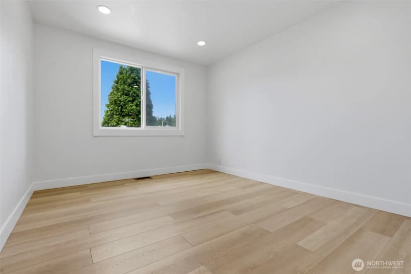 Property photo for 814 Ne 185th Street, Shoreline photo 17