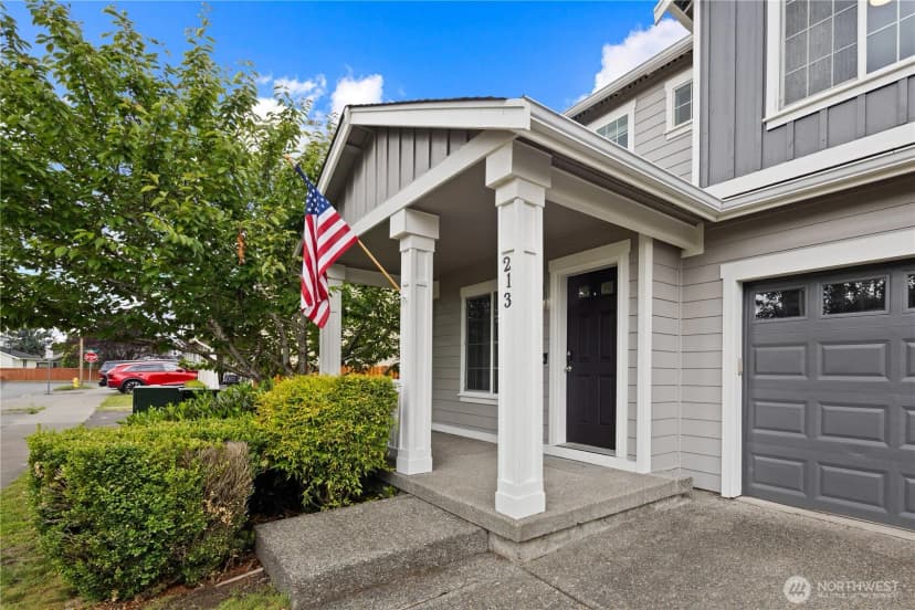 Property photo for 213 Bondgard Avenue E, Enumclaw photo 2