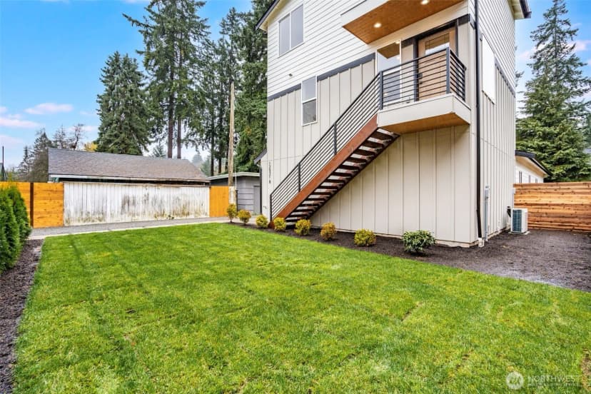 Property photo for 12531 25th Avenue Ne #b, Seattle photo 23