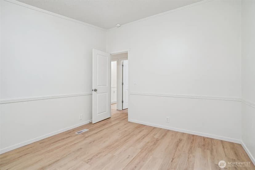 Property photo for 215 105th Avenue E, Edgewood photo 20