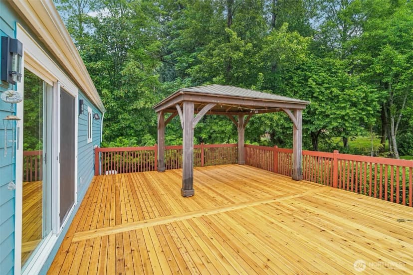 Property photo for 215 105th Avenue E, Edgewood photo 13