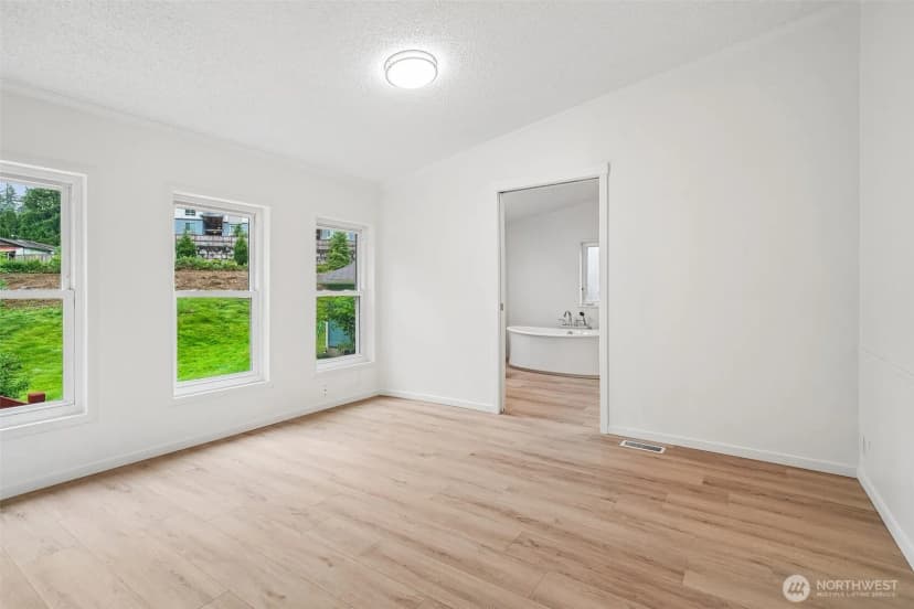 Property photo for 215 105th Avenue E, Edgewood photo 11