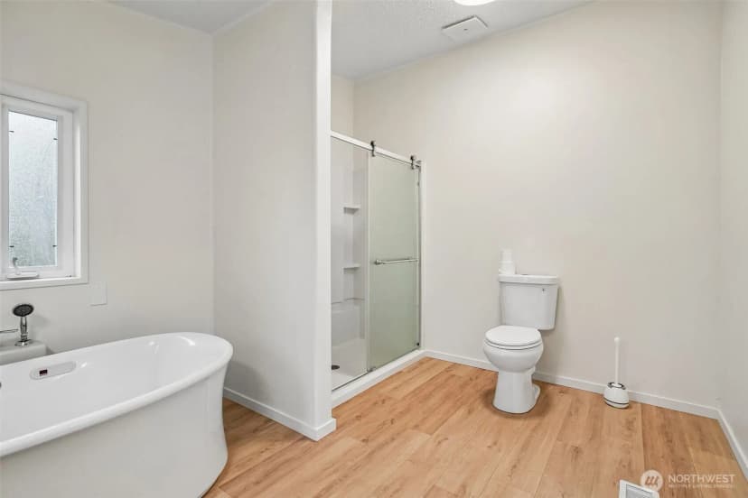 Property photo for 215 105th Avenue E, Edgewood photo 9