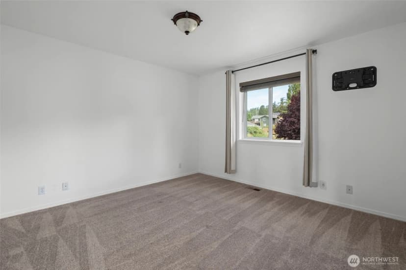Property photo for 1086 Landing Circle, Oak Harbor photo 18