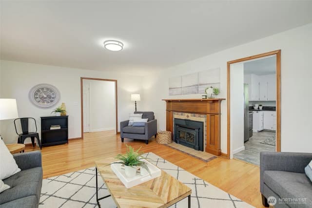 Property photo for 15524 Midvale Avenue N, Shoreline photo 4