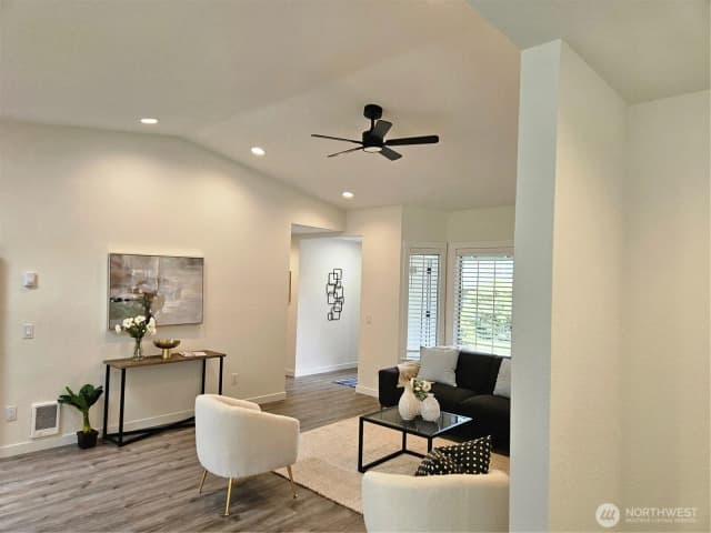 Property photo for 16706 6th Avenue Se, Bothell photo 4