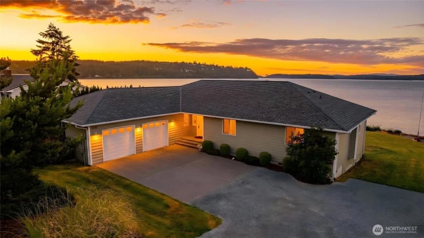 Property photo for 639 E Beacon View Drive, Oak Harbor photo 2