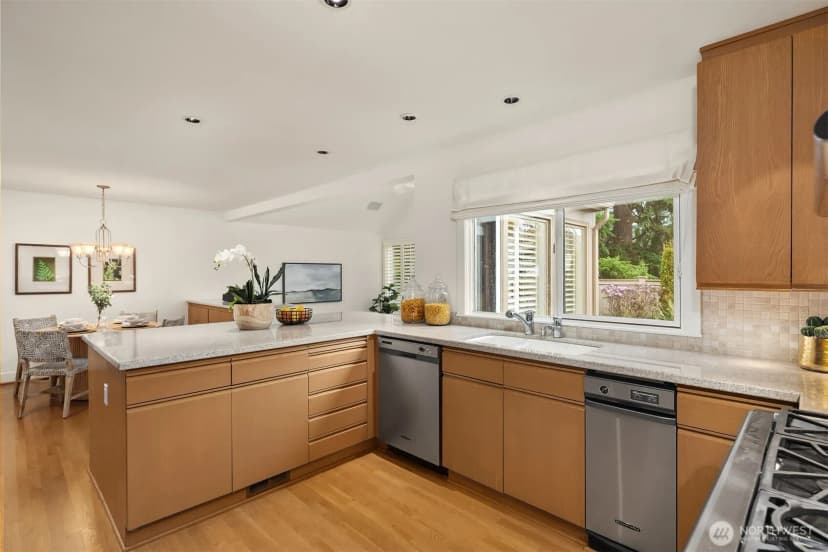 Property photo for 1716 Bellevue Way Ne, Bellevue photo 10