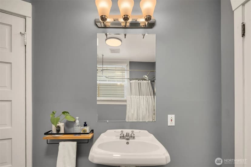 Property photo for 325 23rd Avenue E, Seattle photo 13