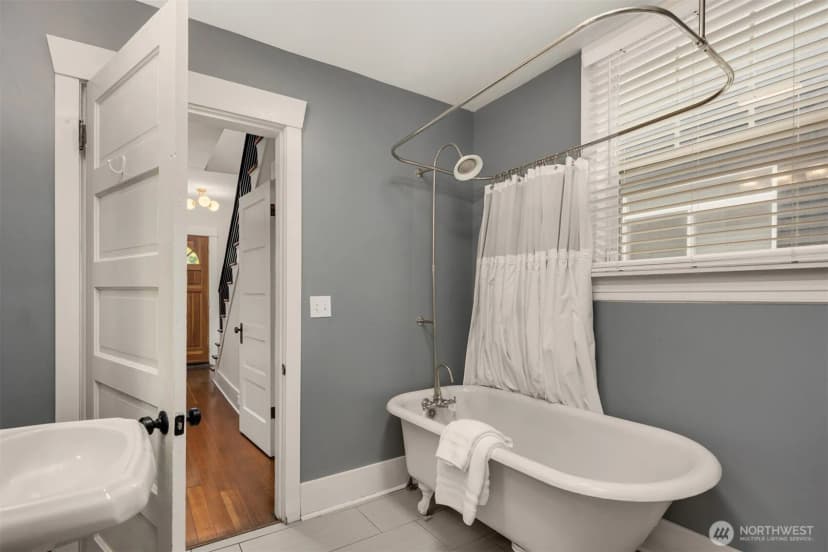Property photo for 325 23rd Avenue E, Seattle photo 14