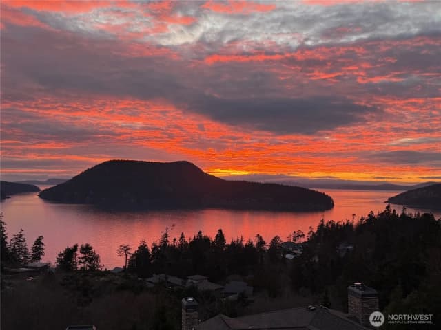 Property photo for 4122 Ellisport Place, Anacortes photo 2