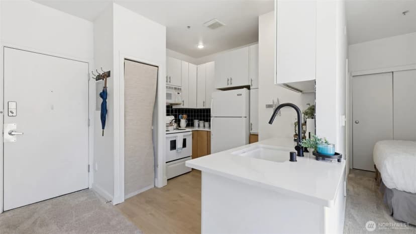 Property photo for 2414 1st Avenue #702, Seattle photo 14