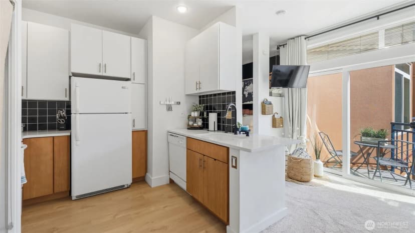 Property photo for 2414 1st Avenue #702, Seattle photo 11