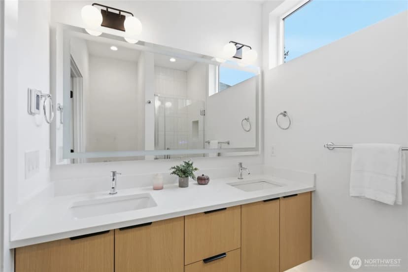 Property photo for 6219 9th Avenue Ne, Seattle photo 4