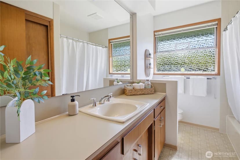 Property photo for 812 Alvord Avenue N, Kent photo 28