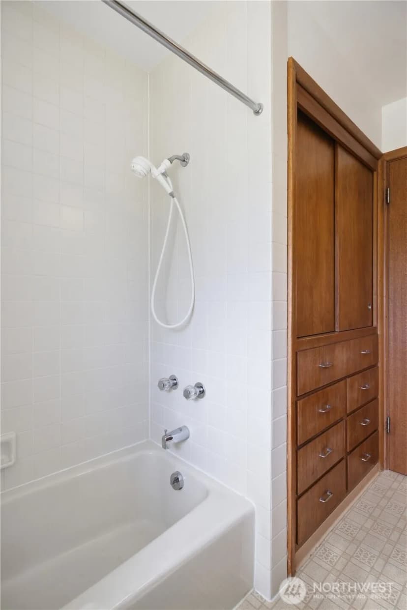 Property photo for 812 Alvord Avenue N, Kent photo 29