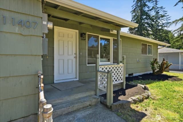Property photo for 11407 Farwest Drive Sw, Lakewood photo 3