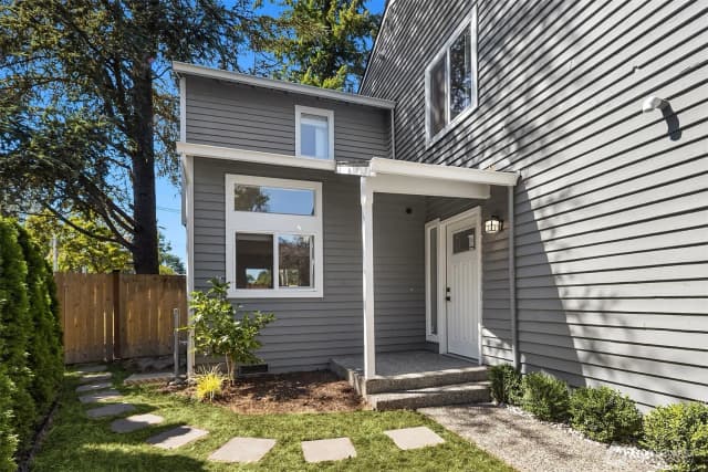 Property photo for 13216 Ne 139th Place, Kirkland photo 2