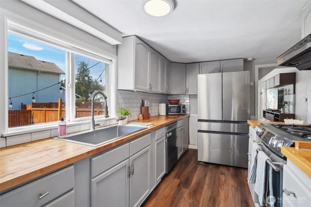 Property photo for 221 3rd Avenue Nw, Pacific photo 4