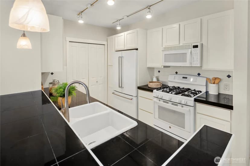 Property photo for 2901 Ne Blakeley Street #409, Seattle photo 10
