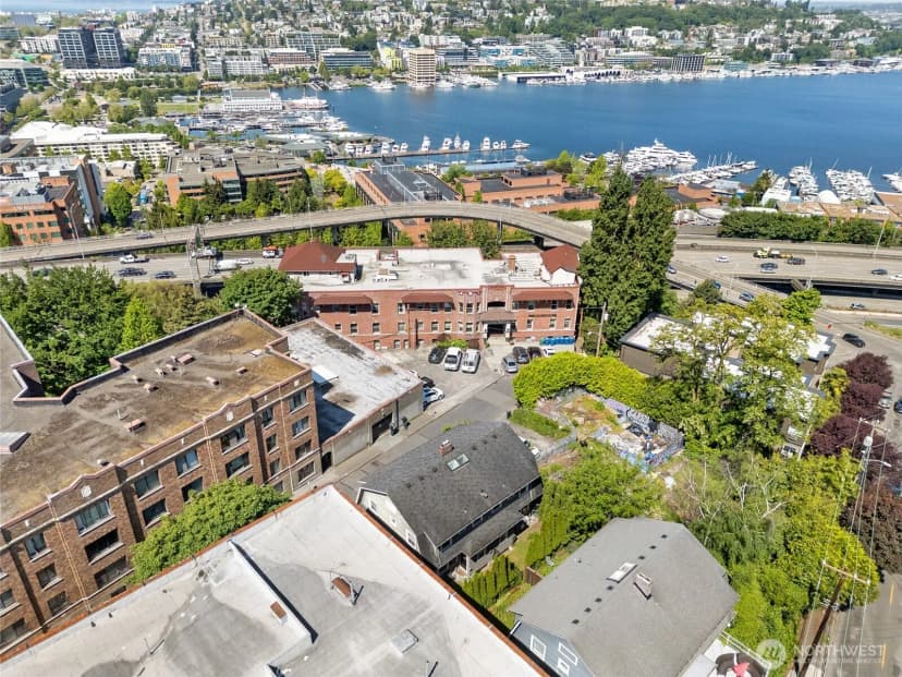 Property photo for 1010 Bellevue Court E, Seattle photo 28