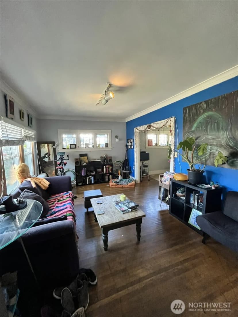 Property photo for 1010 Bellevue Court E, Seattle photo 3