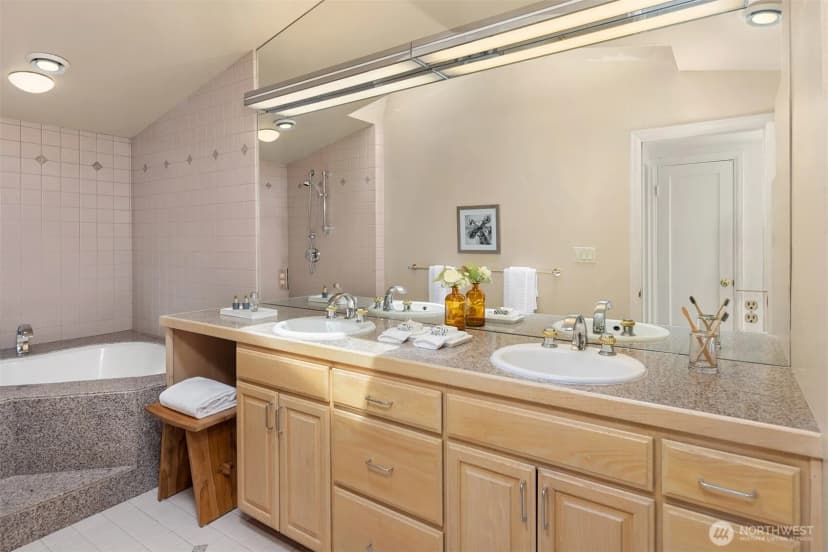 Property photo for 4529 E Laurel Drive Ne, Seattle photo 19