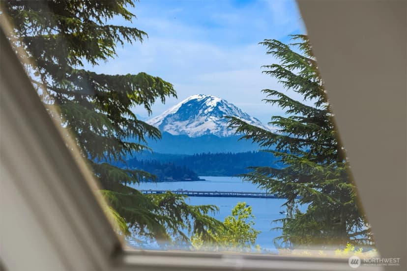 Property photo for 4529 E Laurel Drive Ne, Seattle photo 14