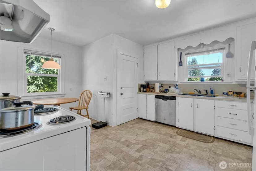 Property photo for 13025 Ambaum Boulevard Sw #a & B, Burien photo 11