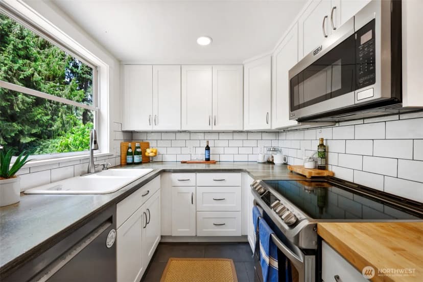 Property photo for 11527 39th Avenue Ne, Seattle photo 8