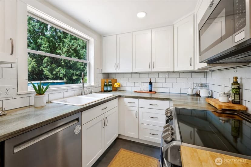 Property photo for 11527 39th Avenue Ne, Seattle photo 9