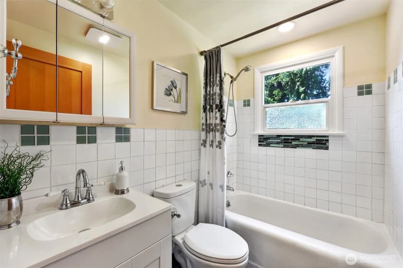 Property photo for 11527 39th Avenue Ne, Seattle photo 17