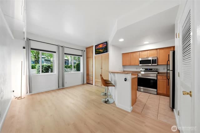 Property photo for 300 10th Avenue #a110, Seattle photo 2
