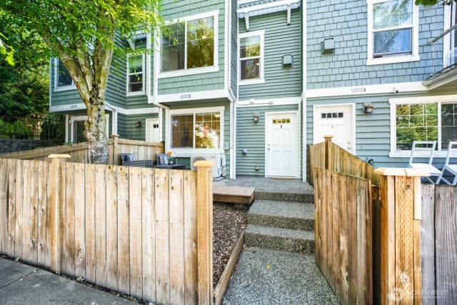 Property photo for 11212 Greenwood Avenue N #b, Seattle photo 2