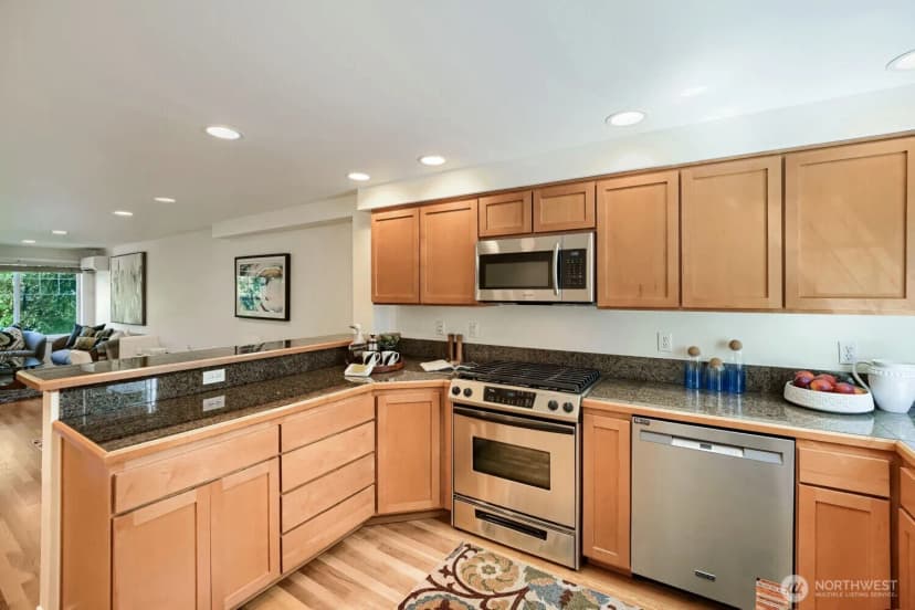 Property photo for 11212 Greenwood Avenue N #b, Seattle photo 6