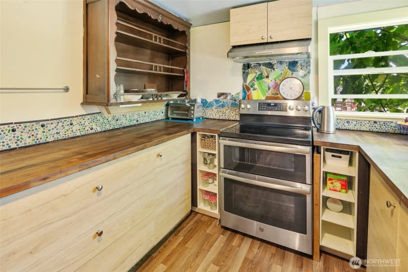 Property photo for 1235 S 101st Street, Seattle photo 8