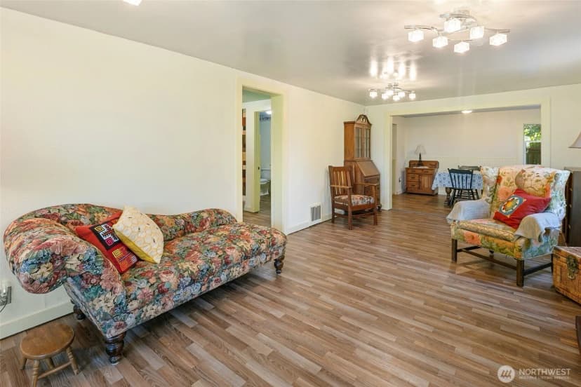 Property photo for 1235 S 101st Street, Seattle photo 6