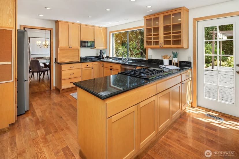 Property photo for 2302 126th Avenue Ne, Bellevue photo 4