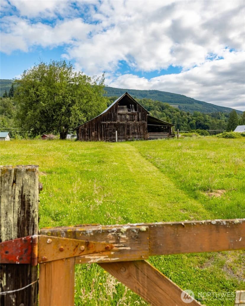 Property photo for 30135 Lyman Hamilton Hwy, Sedro Woolley photo 32