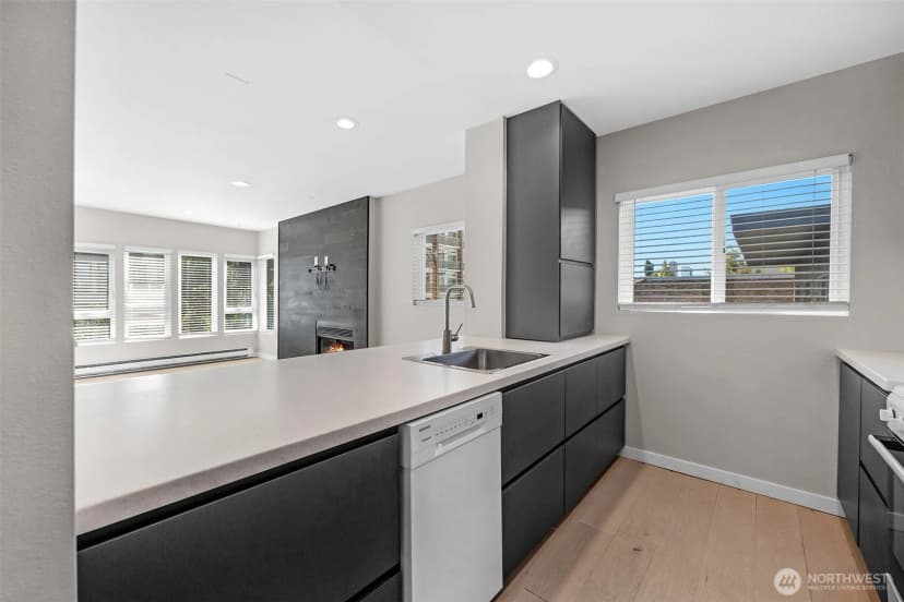 Property photo for 435 Summit Avenue E #402, Seattle photo 11