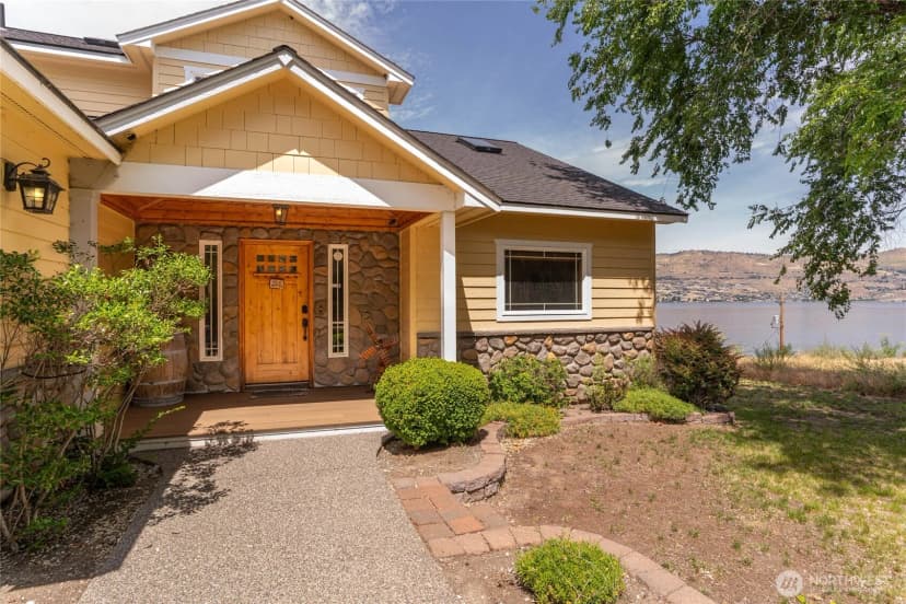 Property photo for 915 S Lakeshore Drive, Chelan photo 2
