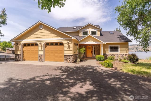 Property photo for 915 S Lakeshore Drive, Chelan