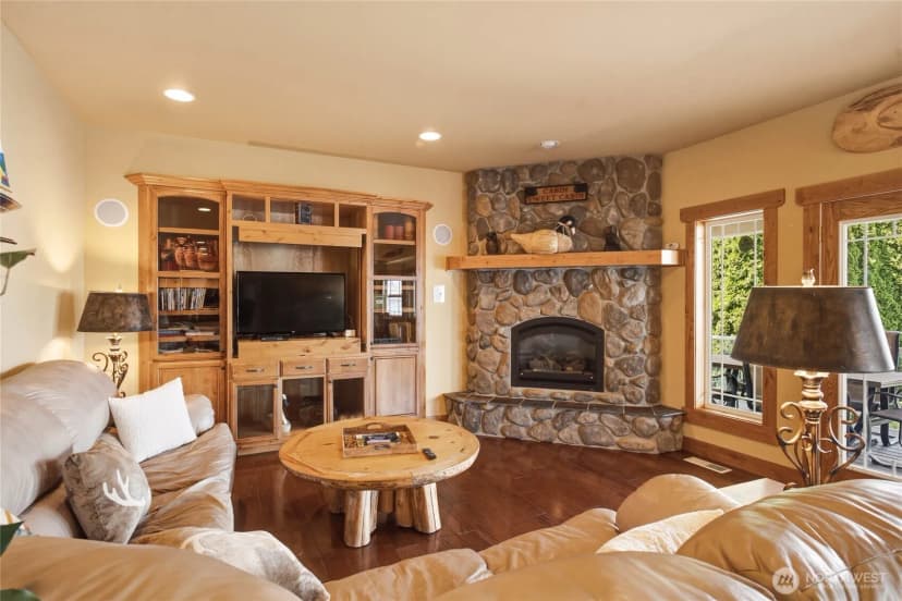 Property photo for 915 S Lakeshore Drive, Chelan photo 8
