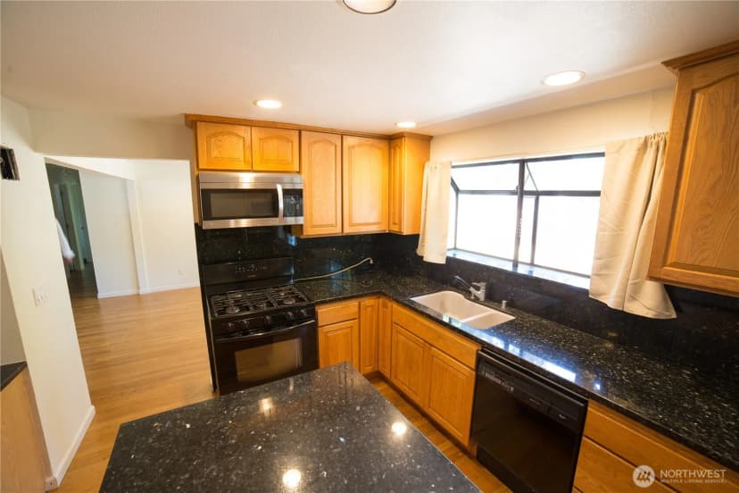 Property photo for 2500 167th Place Ne, Bellevue photo 15
