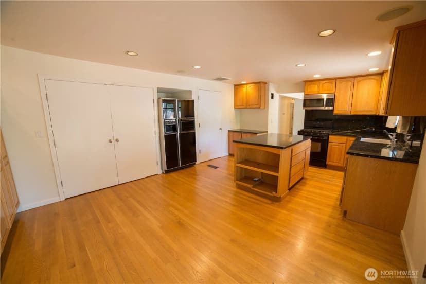 Property photo for 2500 167th Place Ne, Bellevue photo 16