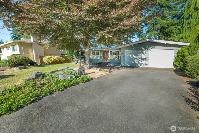 Property photo for 2500 167th Place Ne, Bellevue photo 3