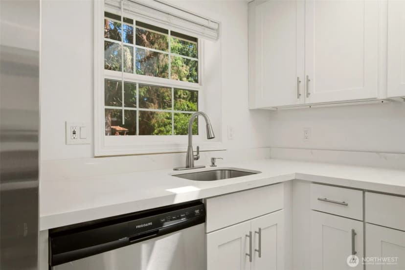Property photo for 15520 32nd Avenue Ne, Shoreline photo 11