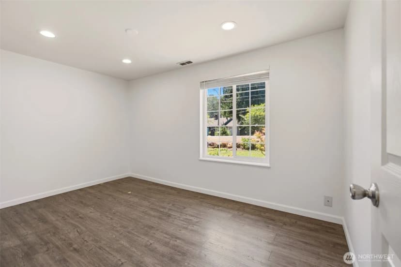 Property photo for 15520 32nd Avenue Ne, Shoreline photo 15