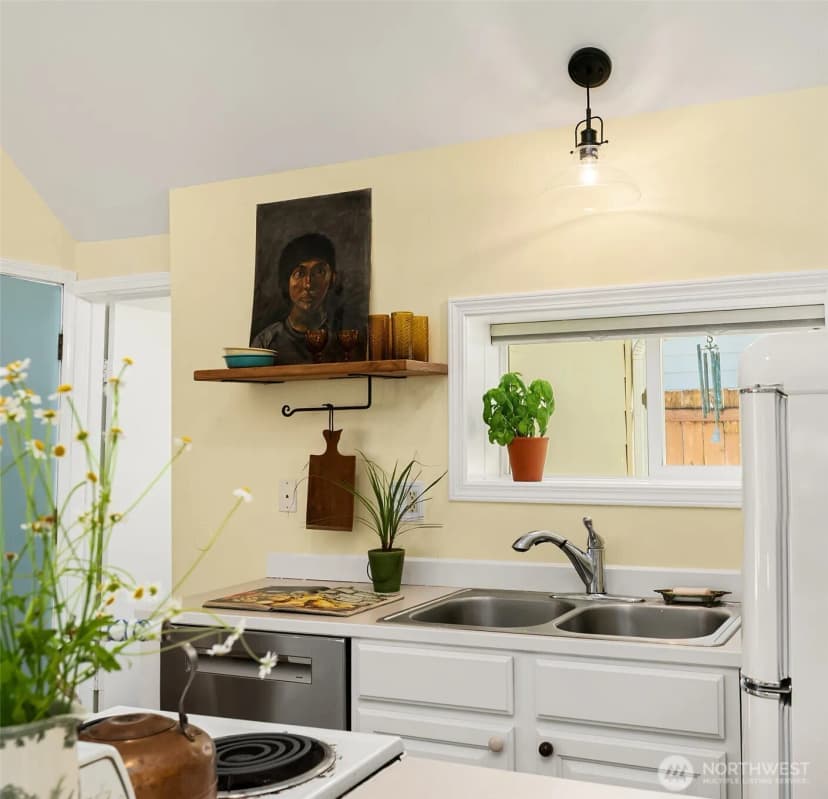 Property photo for 13337 25th Avenue Ne, Seattle photo 5