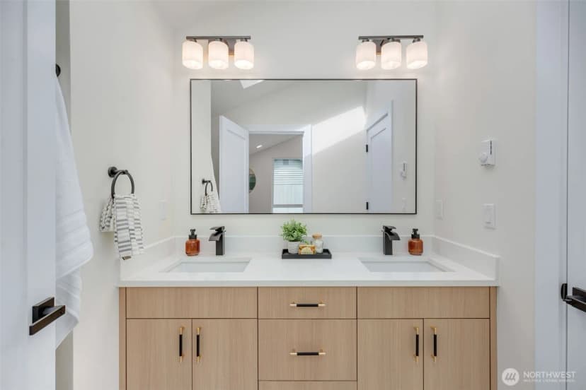 Property photo for 10053 8th Avenue Nw, Seattle photo 15